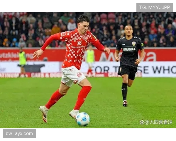 莱万多夫斯基荣膺德甲赛季最佳球员,状态回暖点燃球迷新期待 莱万多夫斯基荣膺德甲赛季最佳球员,状态回暖点燃球迷新期待