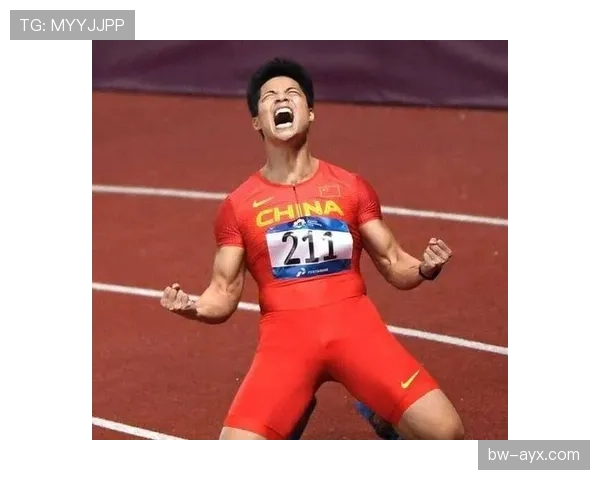 苏炳添一出赛场就是土豪朋友聚会主角，平时谁能想到那么拼的人铁粉这么多？